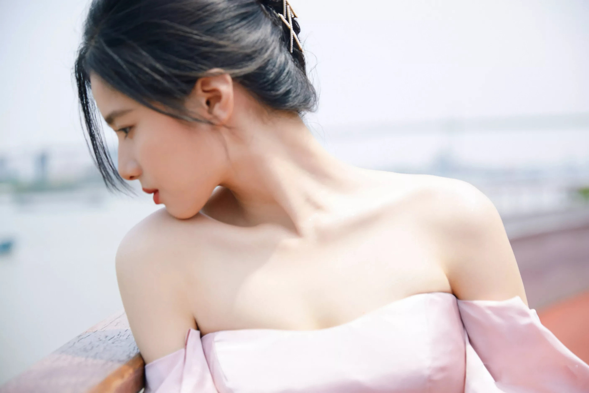 张婧仪粉色系抹胸长裙,温柔甜美,娇柔妩媚.