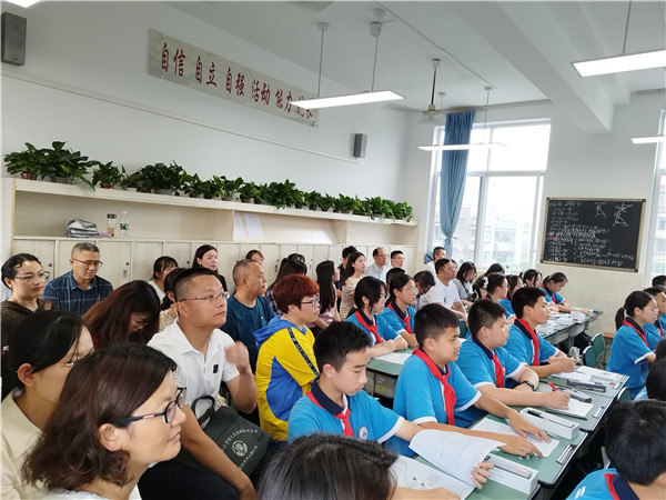 龙泉驿区十陵中学迎大英县教体局访问团到校参观交流