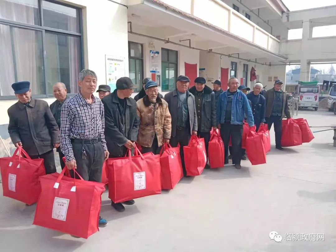 王孟籍优秀企业家王伟超为镇敬老院捐赠80套棉被
