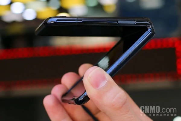 索尼首款折叠屏手机"xperia f"曝光 内部似乎并不看好