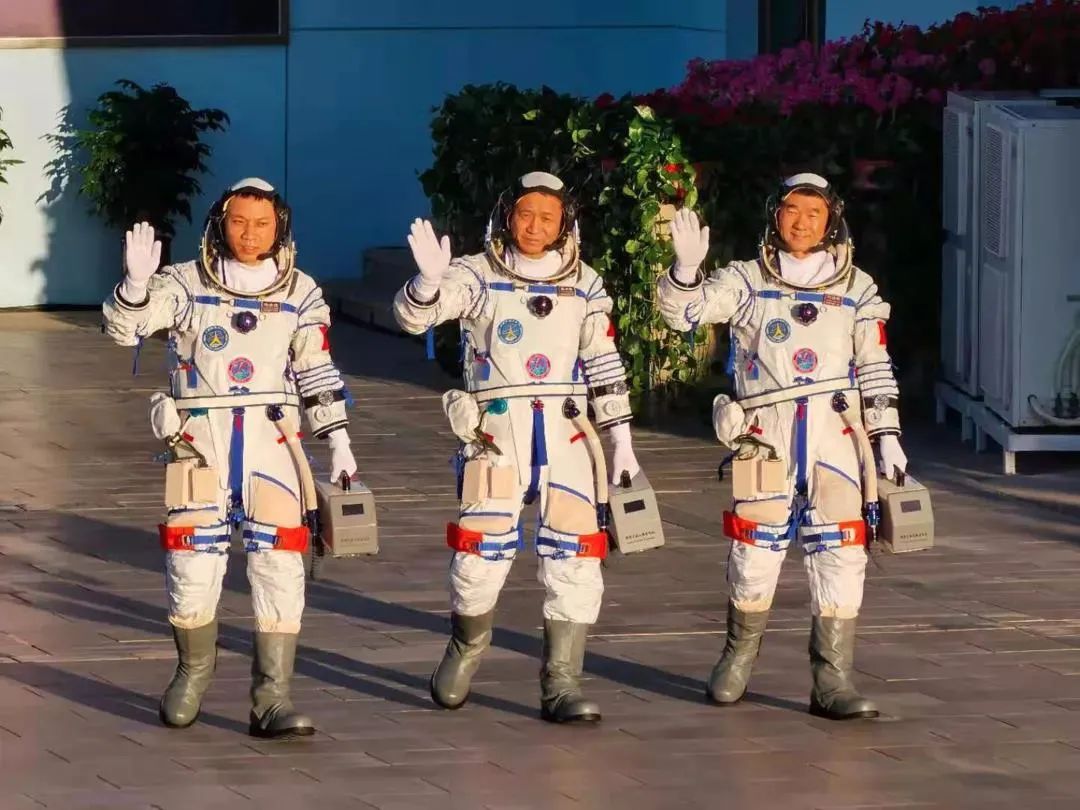 刘伯明2021年6月17日汤洪波进行水下训练 摄影:孔方舟成为了航天员