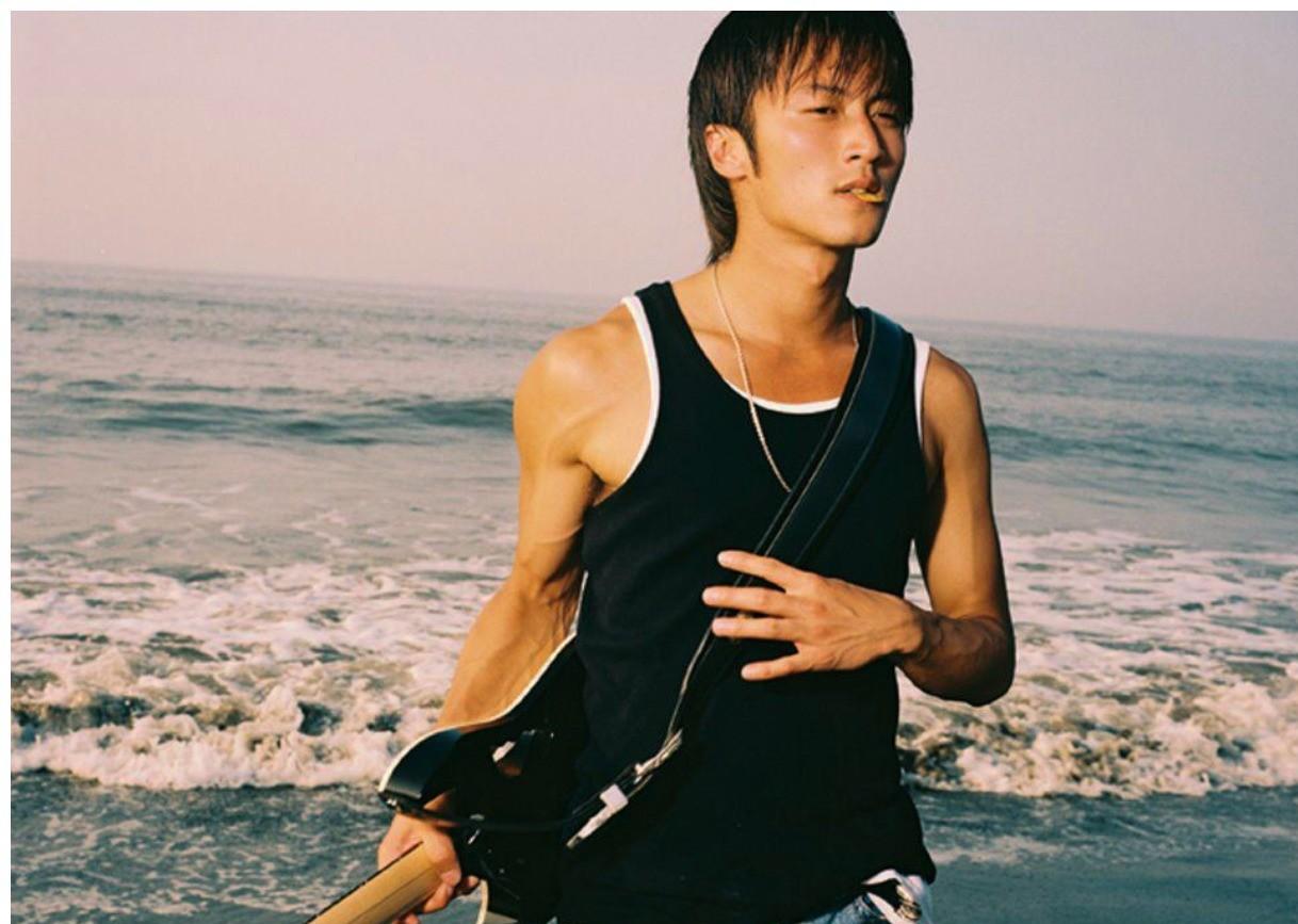 42岁谢霆锋一头白发杀疯!网友:终于体会王菲的快乐