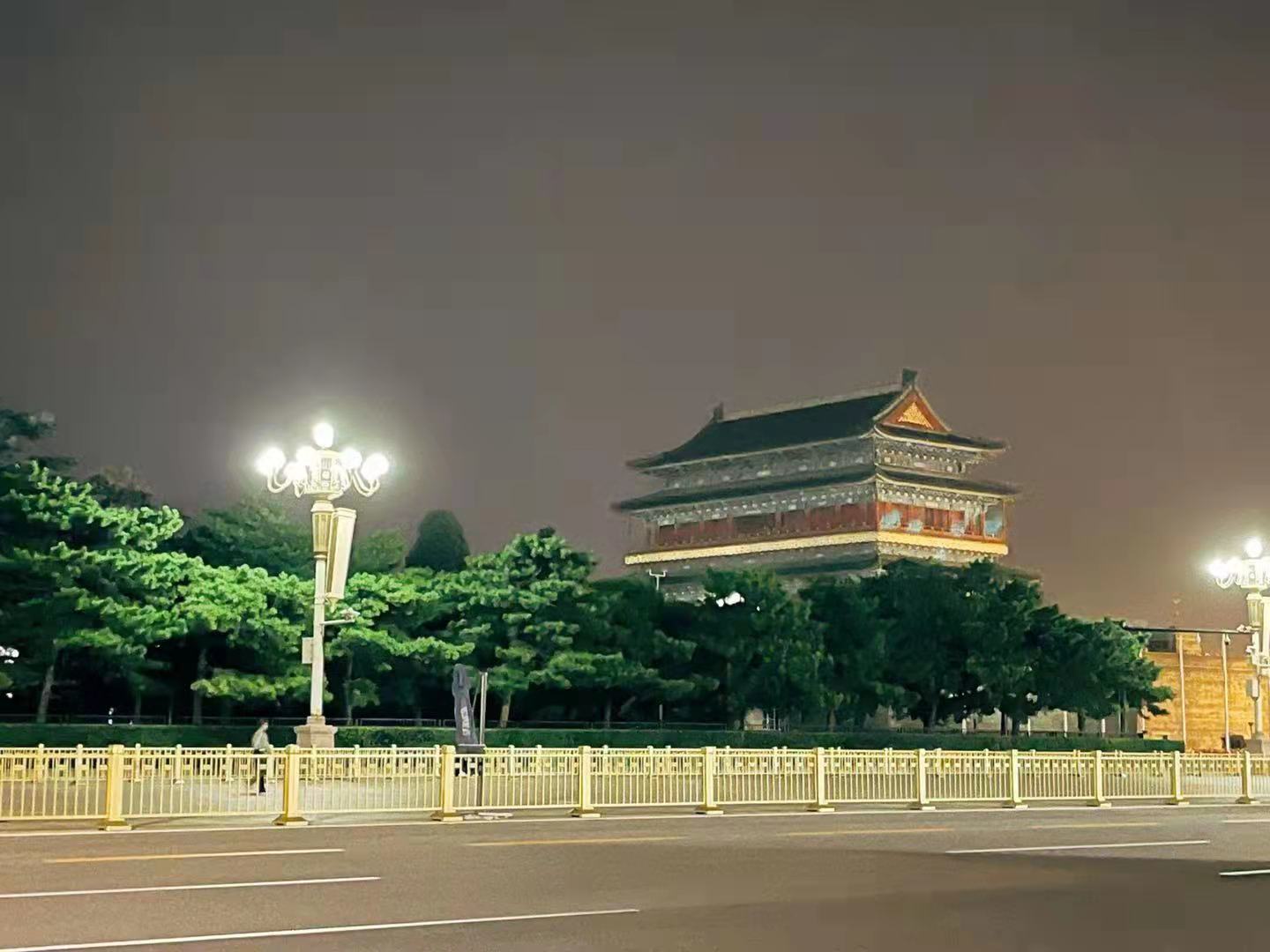 中关村丰台园管委组织"小哥"到天安门看升旗