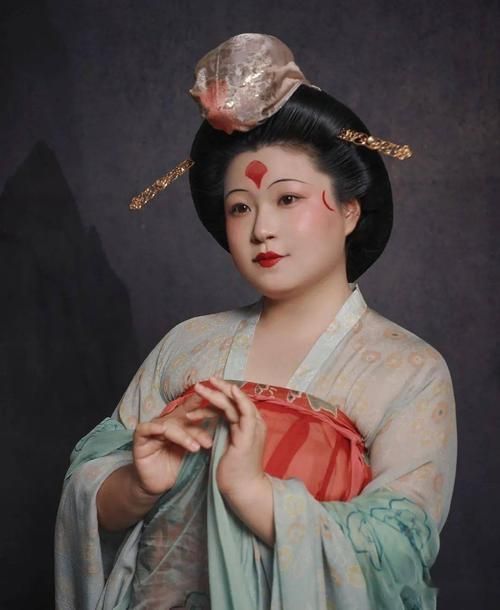 栖桐国际:斜红在唐朝成为了一种时尚的标志,甚至有些男子也会画