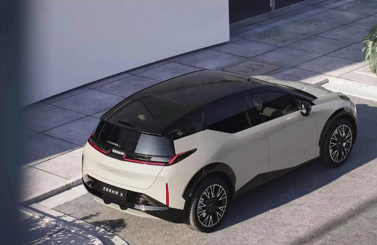 国产新能源之光来了,全新极氪x实车亮相店,外观设计有想法