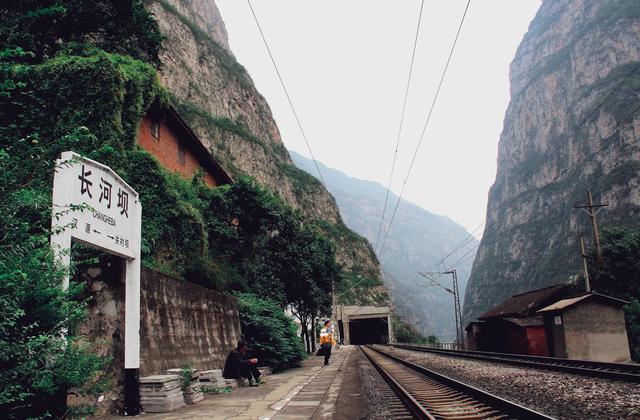 成昆铁路之长河坝火车站,被绝壁包围的隧道车站