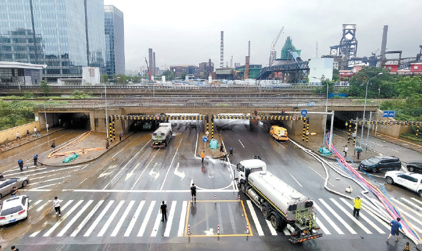 昨晨,石景山区金安桥路段积水,城市运行保障部门抽调救援力量迅速排水