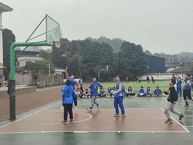 彭州市磁峰中远学校举行学生篮球班级友谊赛