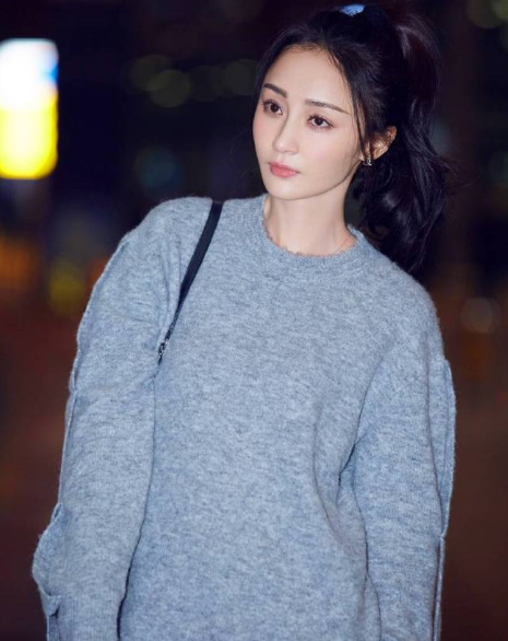 姚笛男友带姚笛见家人,用餐时姚笛当众抽烟,男友还和她秀恩爱