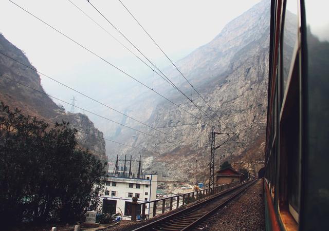 成昆铁路之长河坝火车站,被绝壁包围的隧道车站