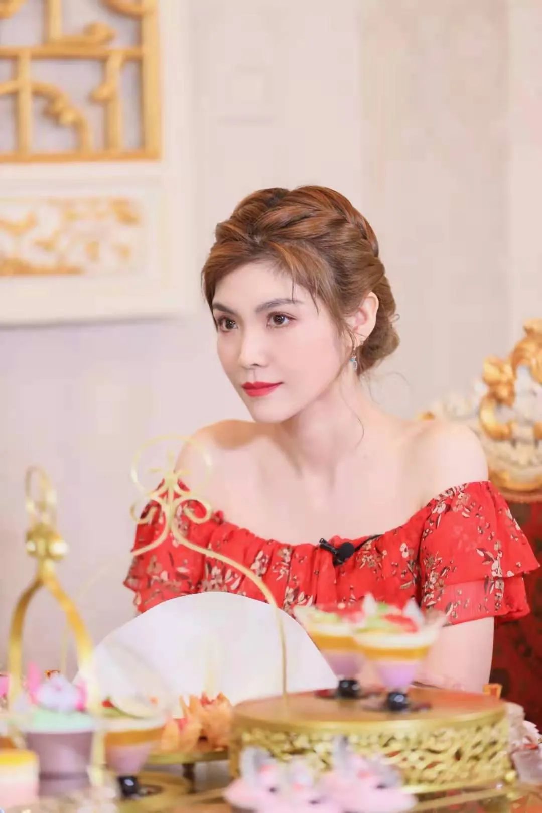 二嫂虎艳芬携女抗疫传递正能量