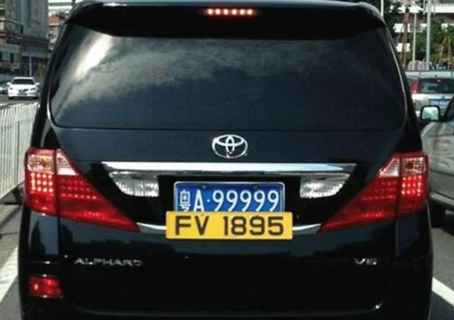 "双车牌"比亚迪秦现深圳街头,网友:大佬出街,去香港买个菜?