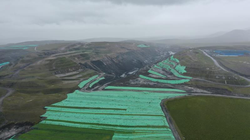 记者探访青海木里涉非法开采煤矿:开采区被"开膛破肚"