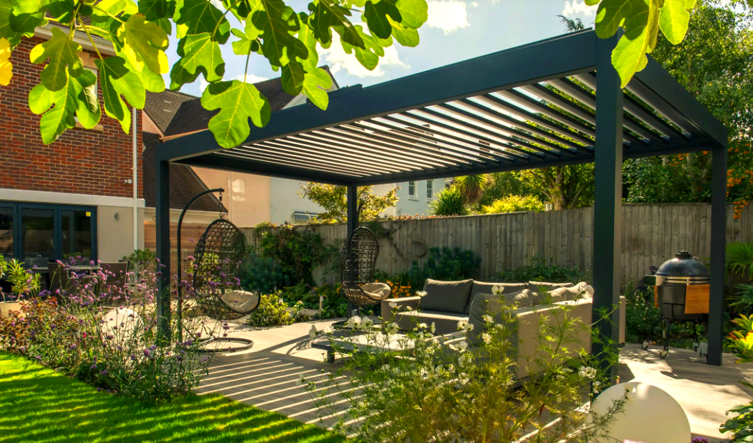 户外生活新选择:多功能的铝制百叶遮阳凉亭