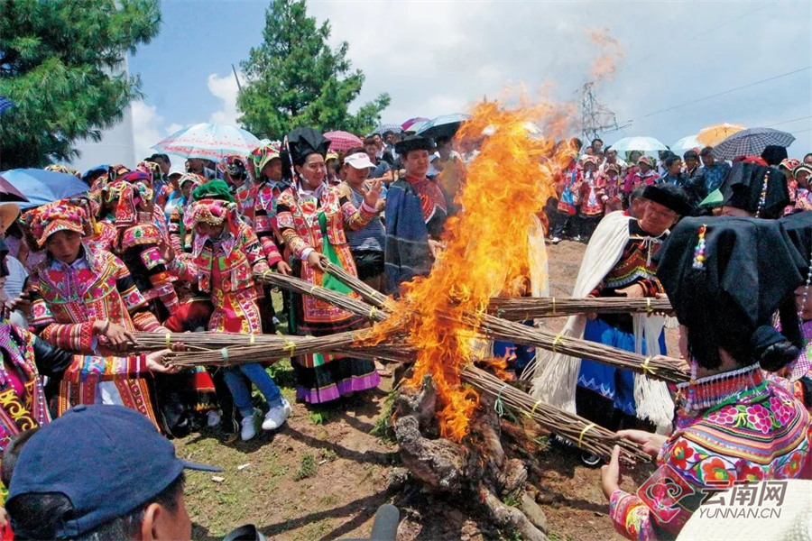 节庆云南|彝族火把节:以火之名,赴一场狂欢的盛宴