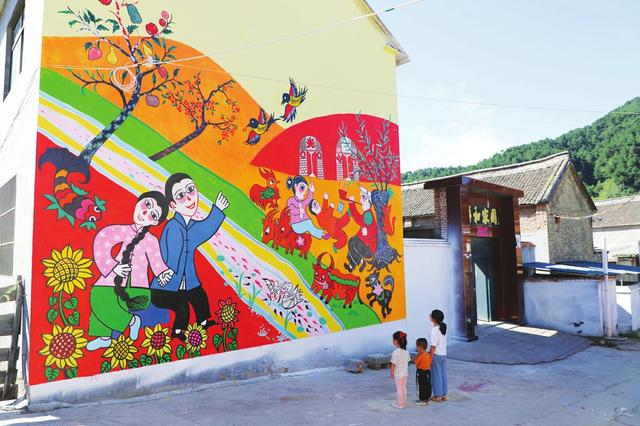 手绘墙画扮靓新农村