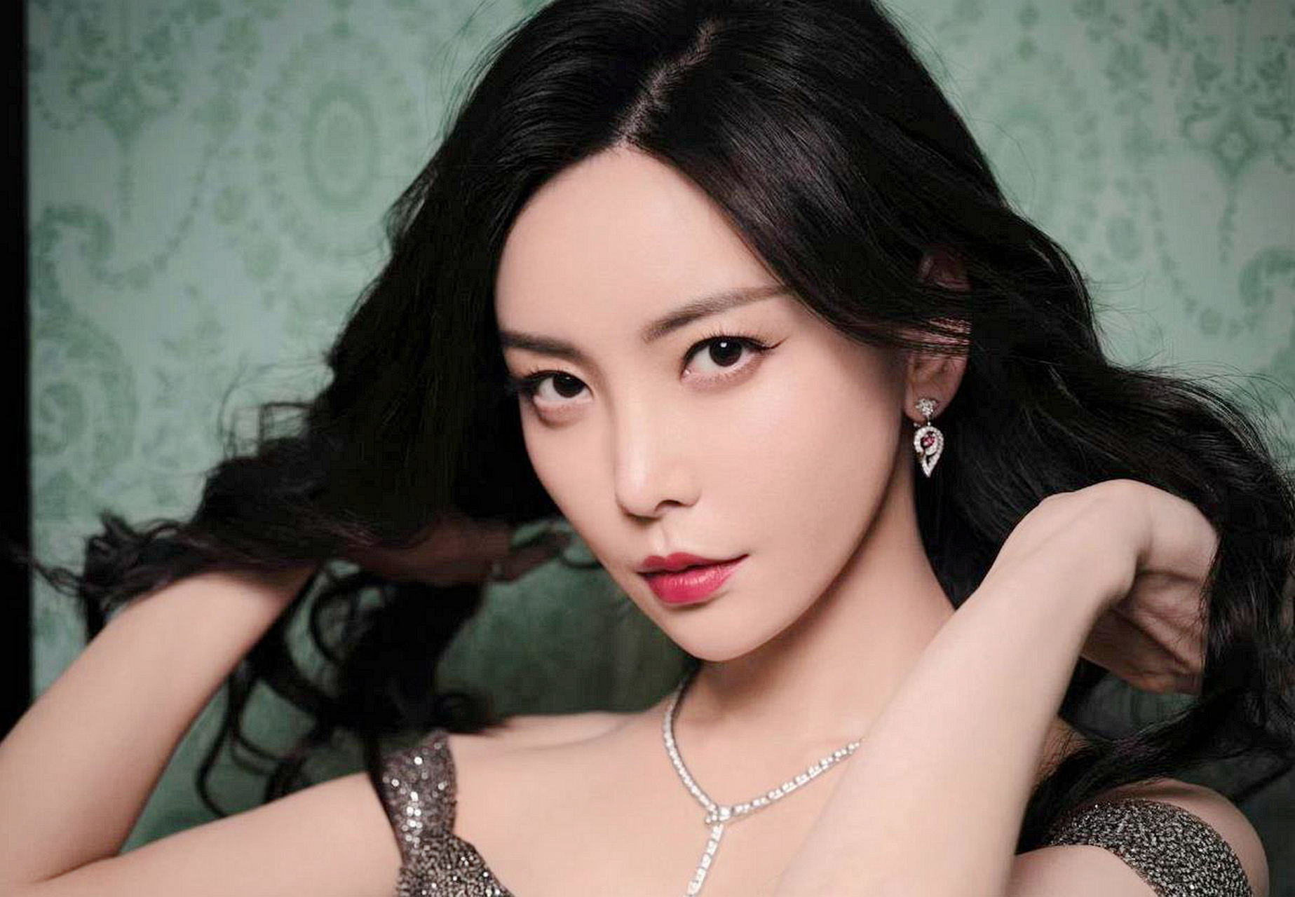 于文文红唇卷翘艳丽,身穿星钻长裙散发璀璨迷人浪漫风情