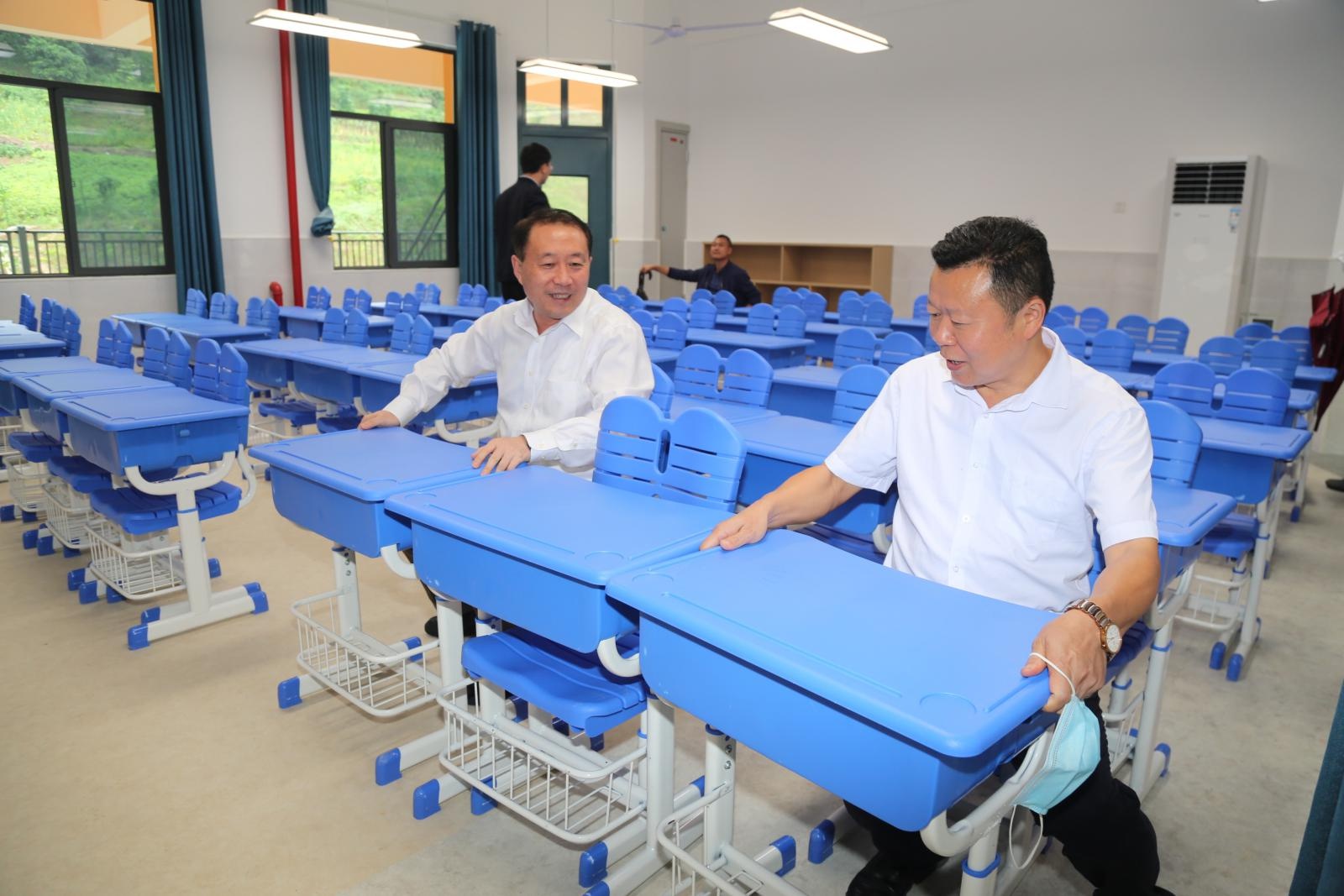 上海市政府驻广州办事处考察夷陵区东城小学