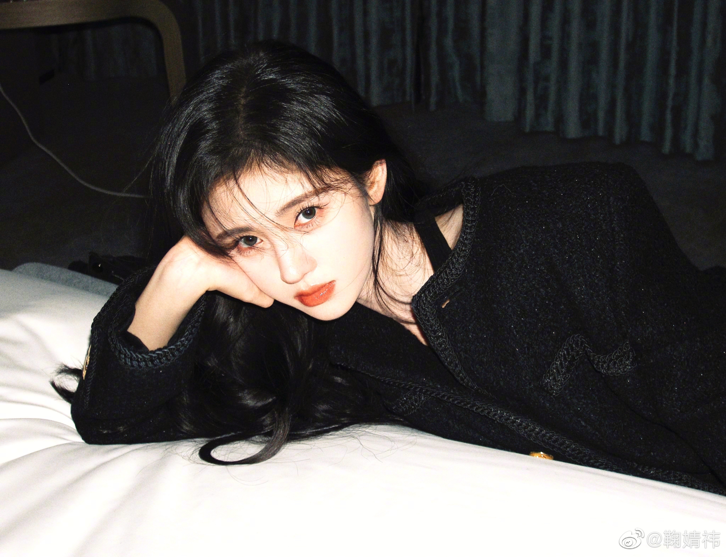 鞠婧祎居家胶片感写真曝光,氛围感这块拿捏得死死的