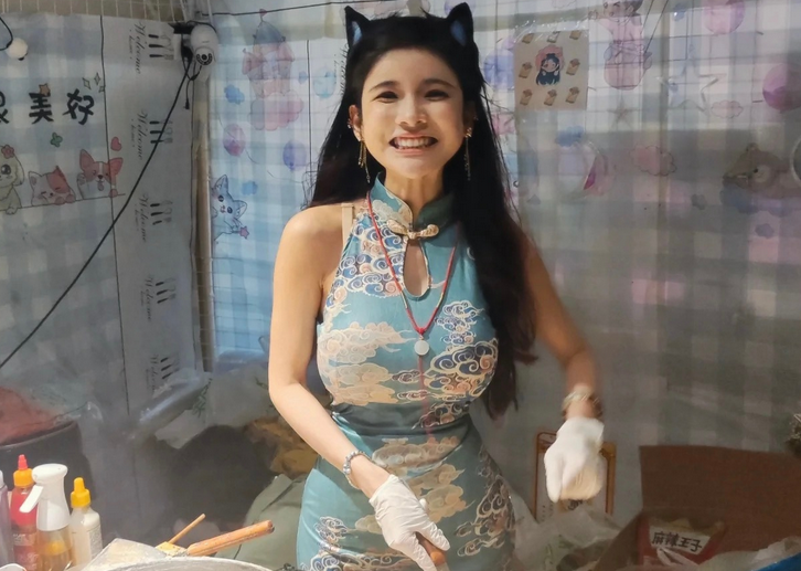 曝狗头萝莉现身洛阳,擦边男性大玩双标,外网大尺度视频依旧疯传