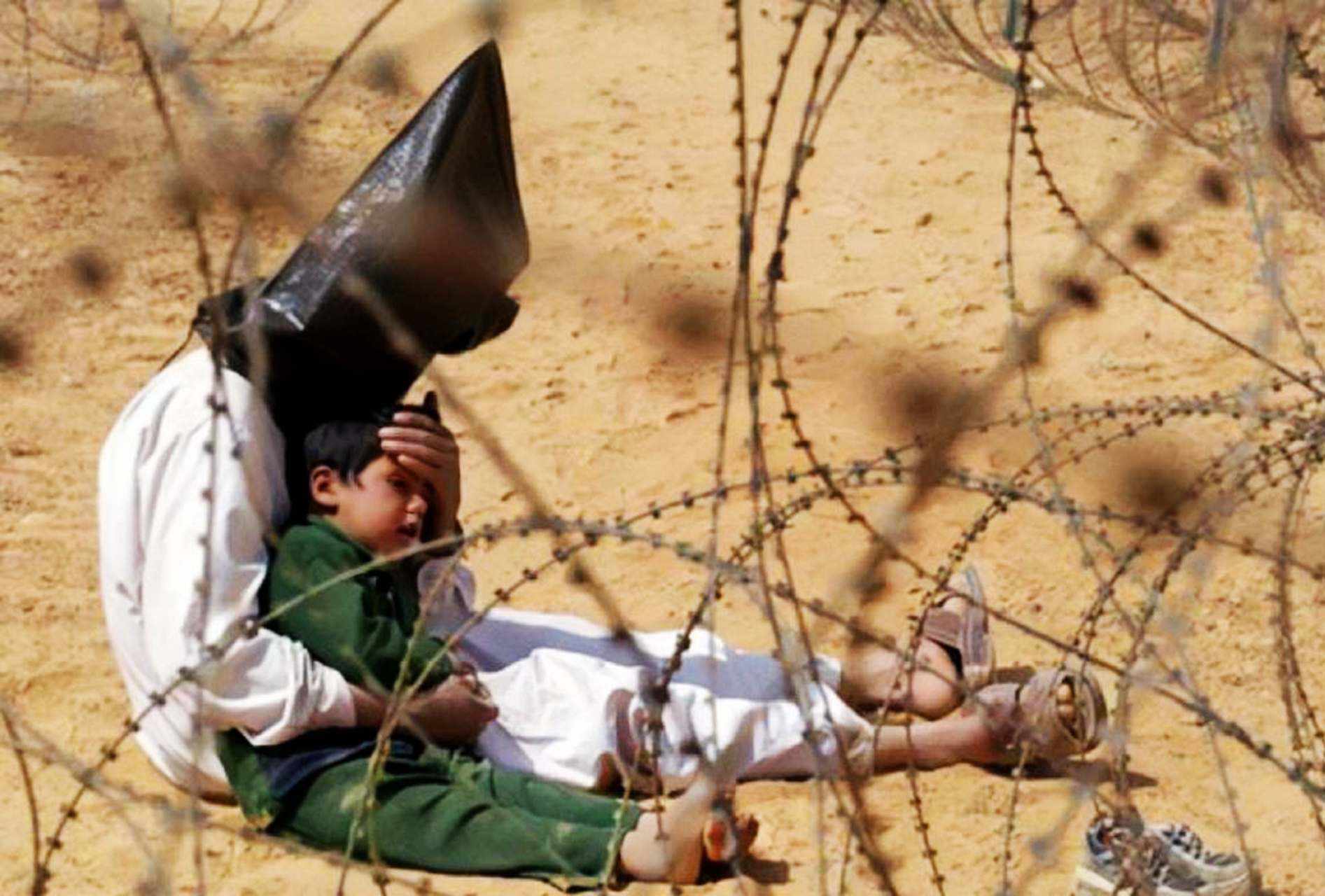 2004年伊拉克战争期间,战俘营上演了悲惨的一幕.