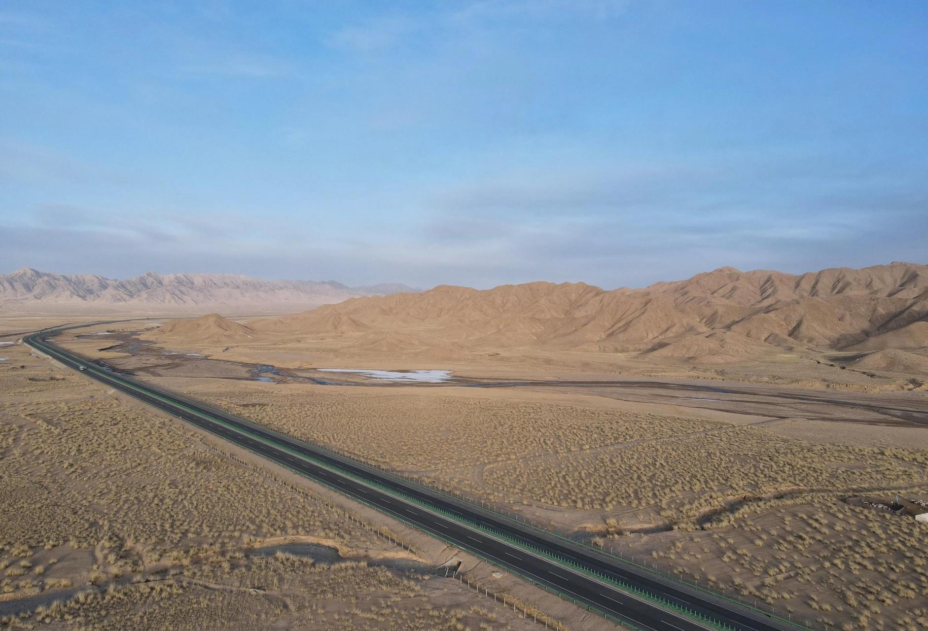 左边是109国道,右边是青海西宁到格尔木的高速公路.