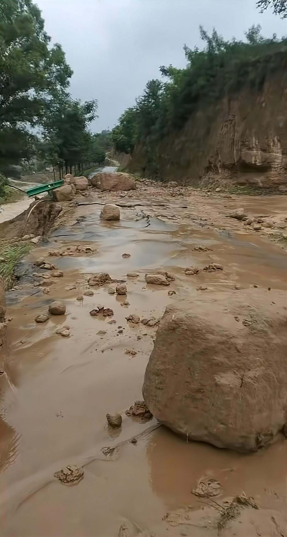 暴雨引发山体滑坡,道路被泥石流阻断
