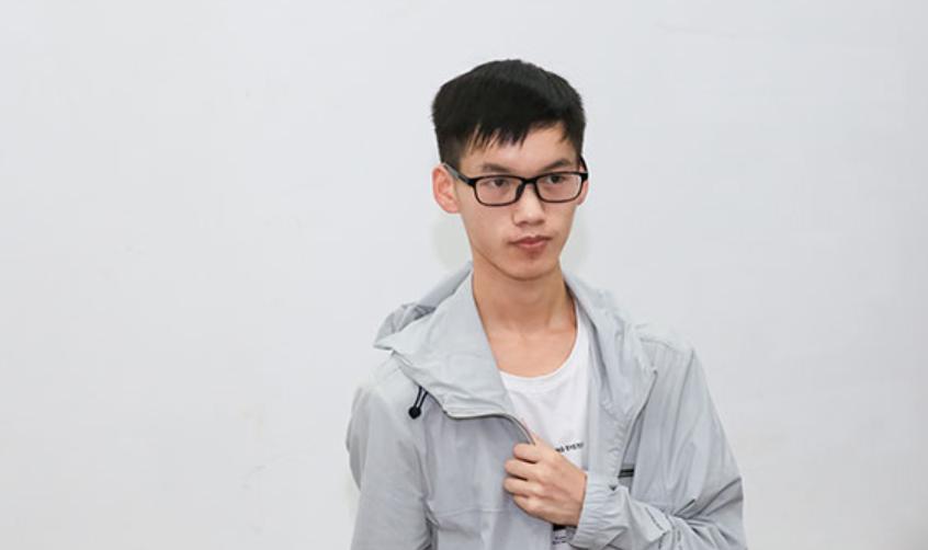 19岁的林万东在工地上背200斤沙子,包工头跑来说:你考上清华了