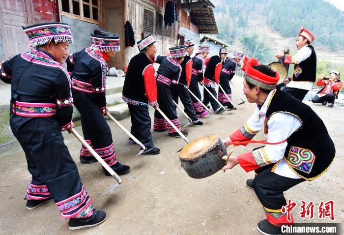 重庆酉阳民俗欢乐庆元宵 花灯送祝福