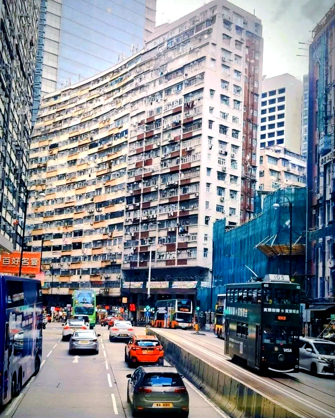 探索香港的真实魅力:感受密集的建筑风情与独特的生活气息