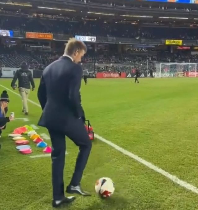 贝克汉姆穿西装球场边颠球,完全不输给职业球员,网友:比国足强