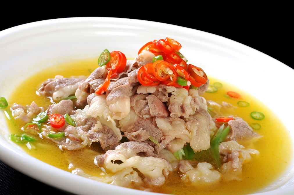 酸汤肥牛,是一道非常受欢迎的中式美食,有着独特的口味