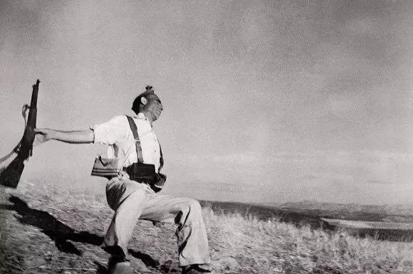 「摄影大师合集」被地雷炸死的摄影师——罗伯特·卡帕