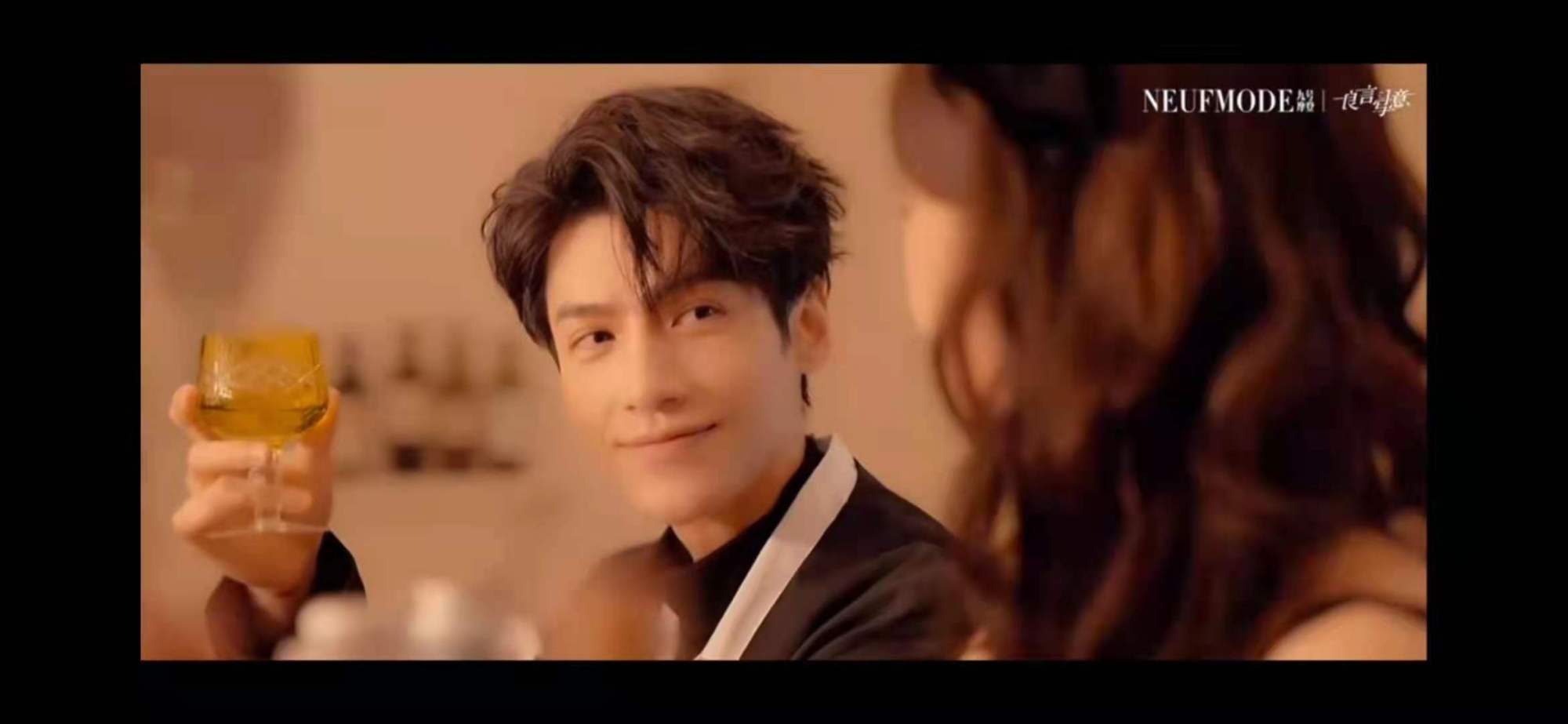 罗云熙程潇拍摄花絮,背靠背一起笑场甜度满点,俊男靓女太养眼