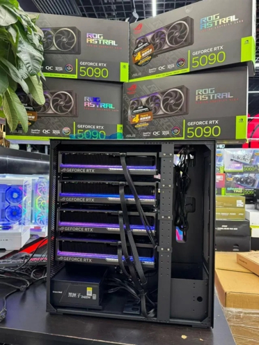 显卡自由：四块RTX 5090组装主机！几乎占据整个机箱