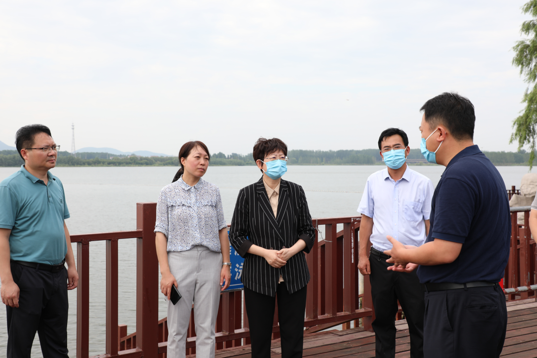 近日,赣榆区区长李莉深入小塔山水库,海头镇大官庄村畜禽养殖场,实地