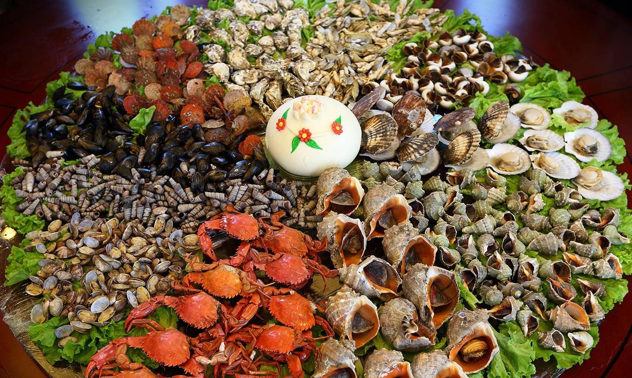 山东威海一桌海鲜大餐2200元,十个人吃不完,有人说只值1000,你觉得呢?