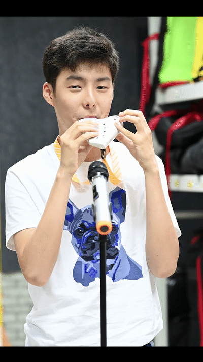 吹陶笛的16岁"星星"少年火了!笑容灿烂打动无数网友