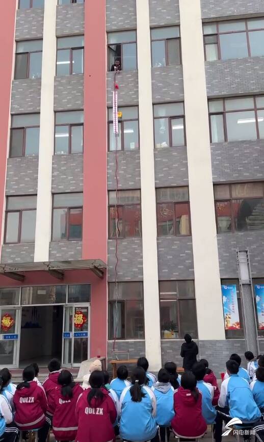 日照:全年级共同挑战大气压撑起10米水柱 这样的物理课你还会犯困么?