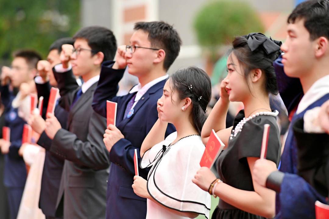 仪式感满满的18岁!成都七中为高三学子举办成人礼