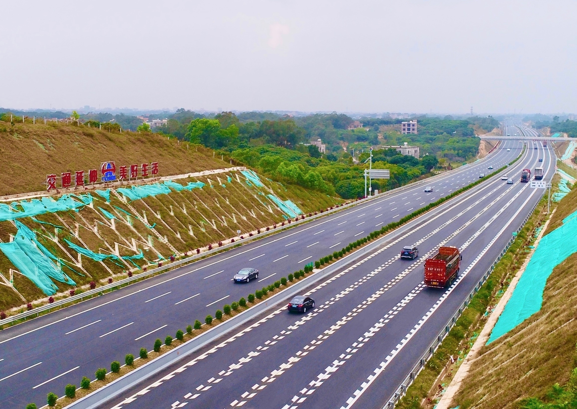 茂湛高速改扩建路段双向八车道试通行