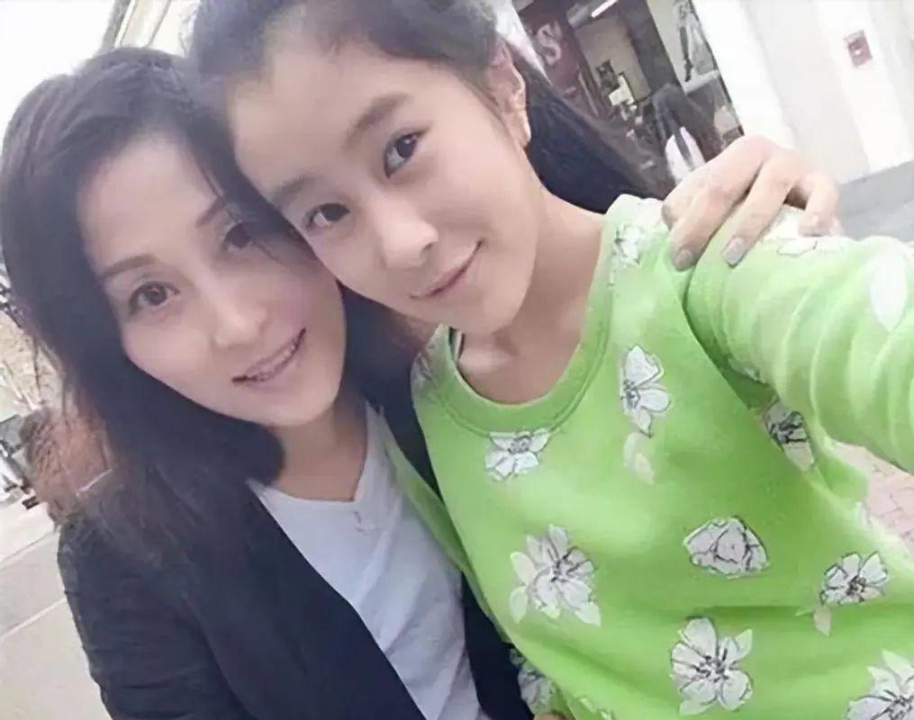 杨子前妻陶虹罕出镜,穿格纹小黑裙少女感十足,气质不输黄圣依