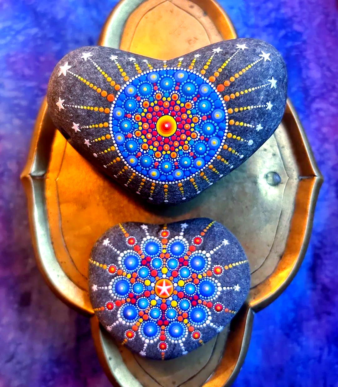 画家在石头上绘制众多圆点,作品惊艳且独特