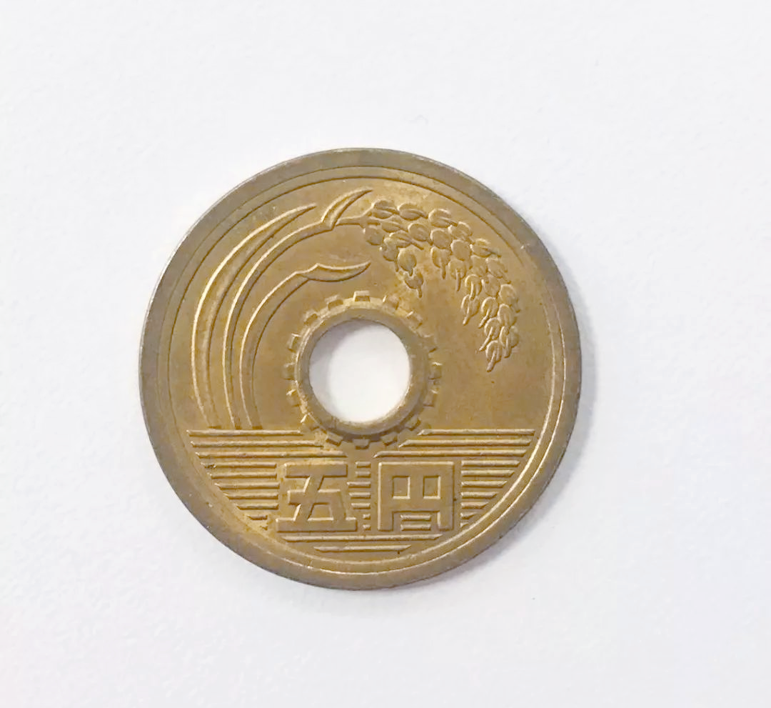 此外,现今使用的5日元硬币上的图案设计也颇具深意:其中一面,孔洞四周