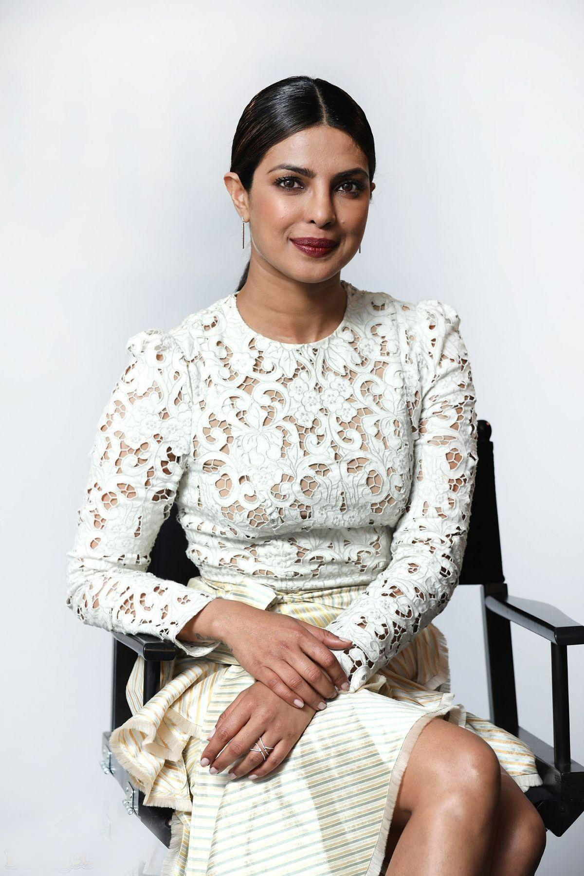 印度影星朴雅卡·乔普拉,白色镂空衫搭配条纹裙,穿出美的气质