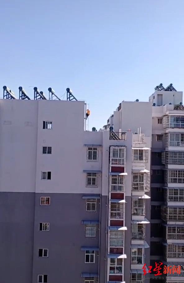 惊险!两小孩16楼天台攀爬玩耍 好心邻居大喊劝阻:幸亏孩子们没事