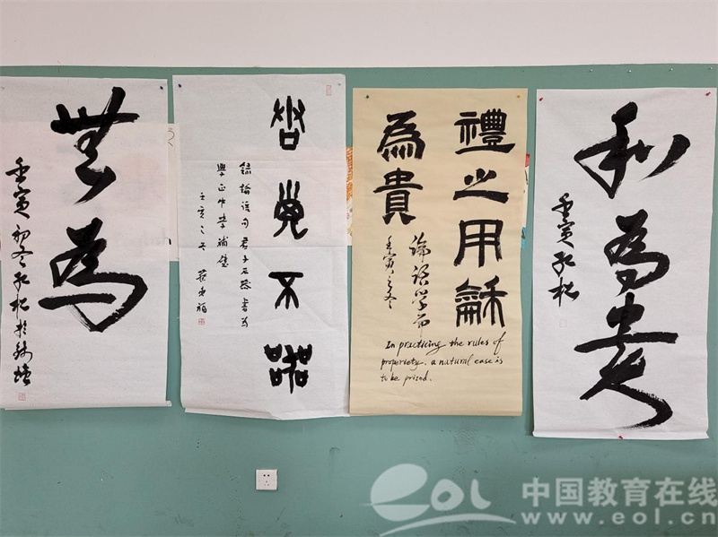 以书法为媒 促国际交流 杭州市钱塘区学正中学举行大型中外文化交流