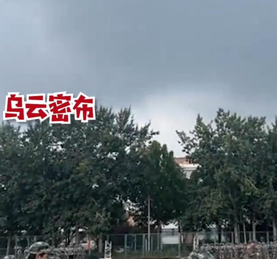 山東新生軍訓被曬到崩潰,休息時畫八卦圖求雨,結局讓人意想不到