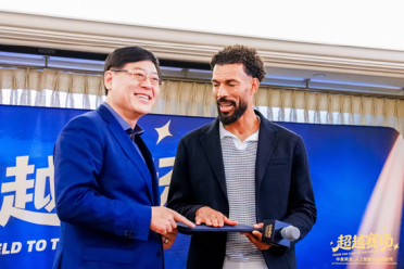 联想杨元庆与佛得角门将沃齐尼亚同框 现场互赠礼物
