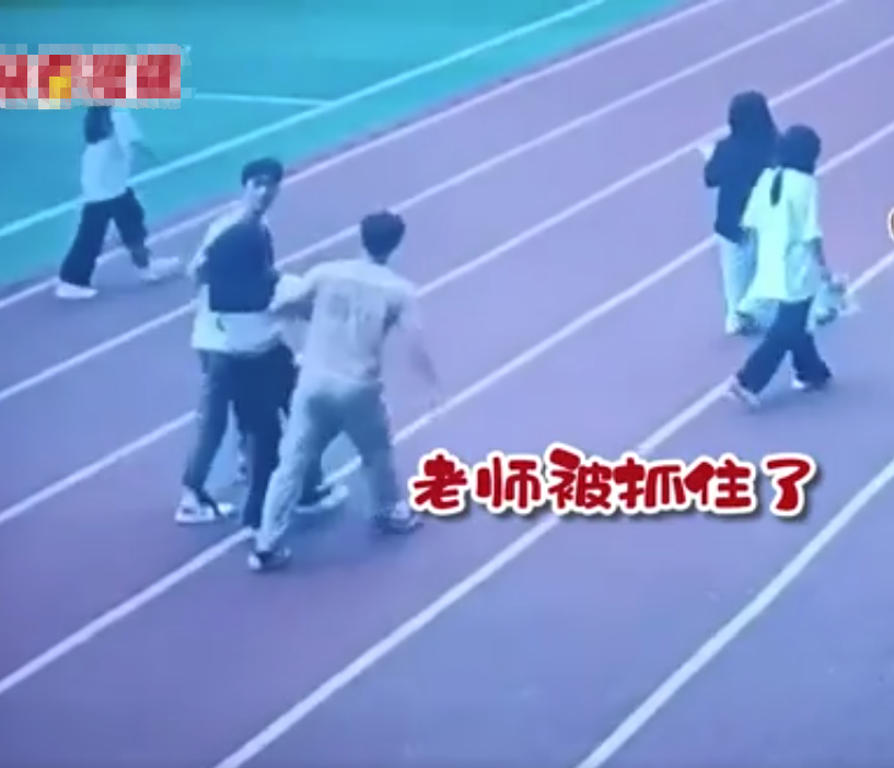 湖南女老师逃课被学生抓回教室,浑身写满抗拒,挣扎模样让人爆笑